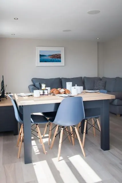 Apartment View - Stylish Stay, Estuary Views & Luxury Access *