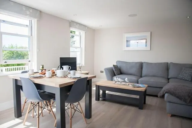 View - Stylish Stay, Estuary Views & Luxury Access Apartment *