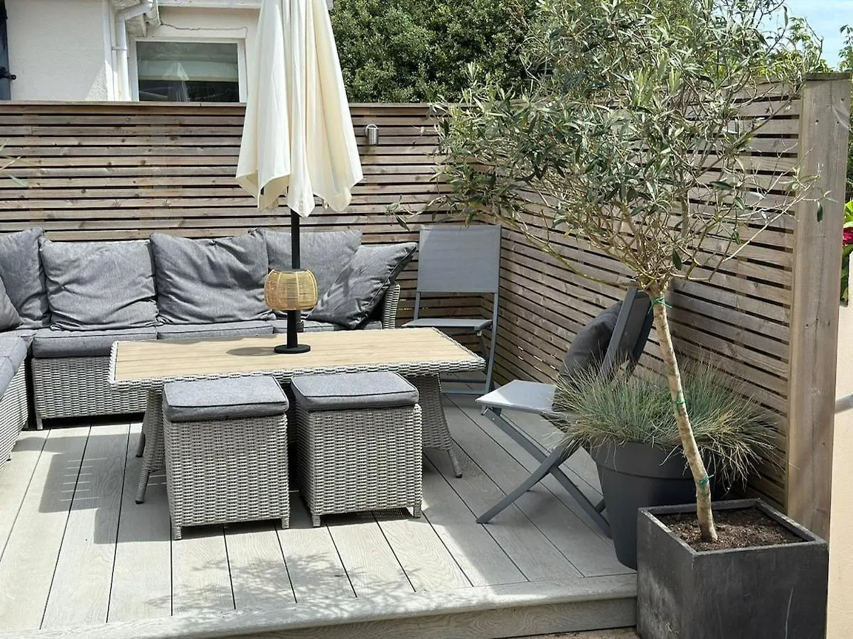 Stylish Coastal Living - Prime Location, Garden And Parking 度假居