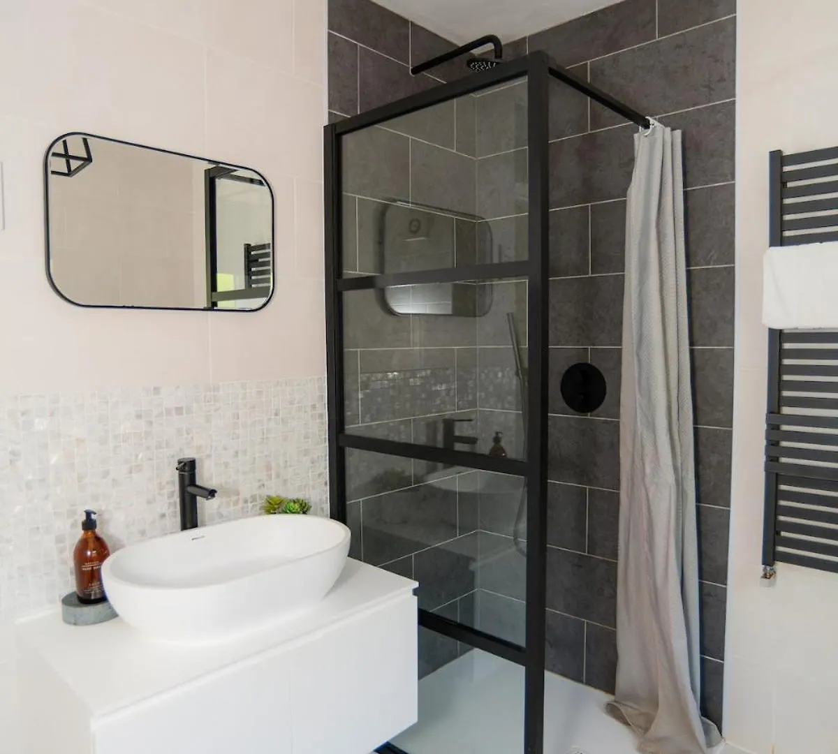 Stylish Coastal Living - Prime Location, Garden And Parking 度假居
