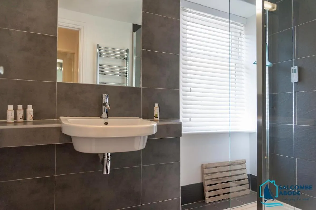 Absolute Heart Of - Estuary Views, Sauna, Hot Tub Holiday home Salcombe