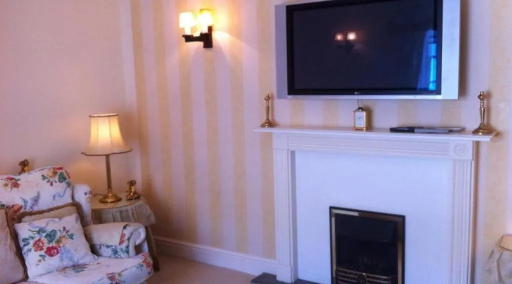 Ferry Steps Cottage Sleeps 8 Holiday home
