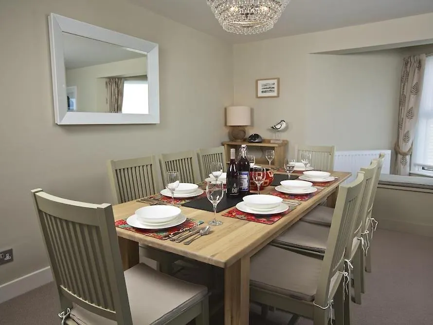 2 Hamstone Court