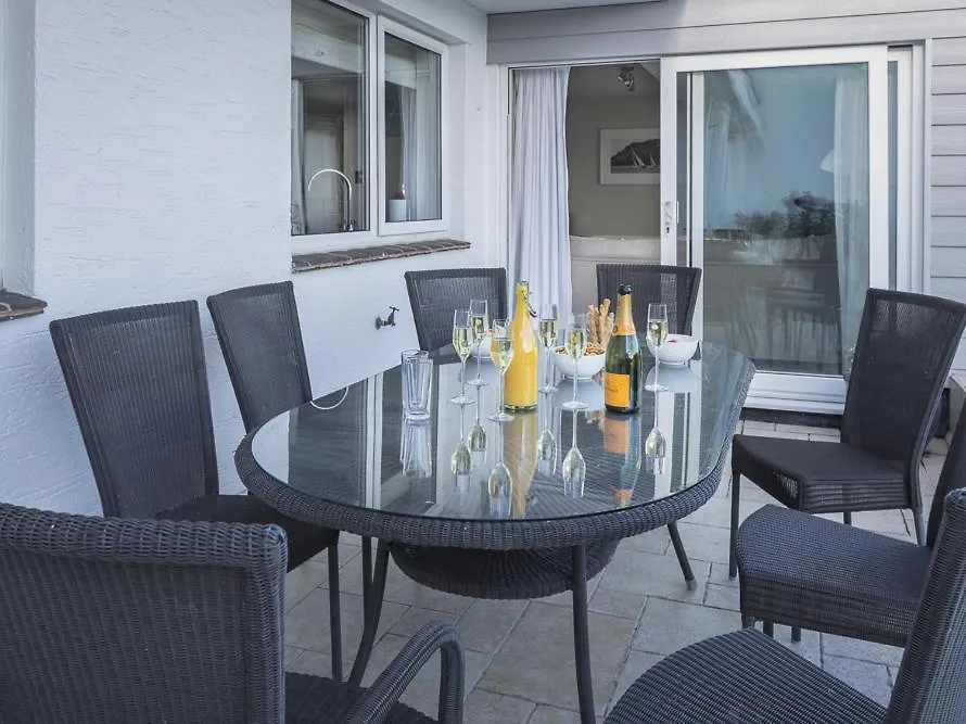 2 Hamstone Court