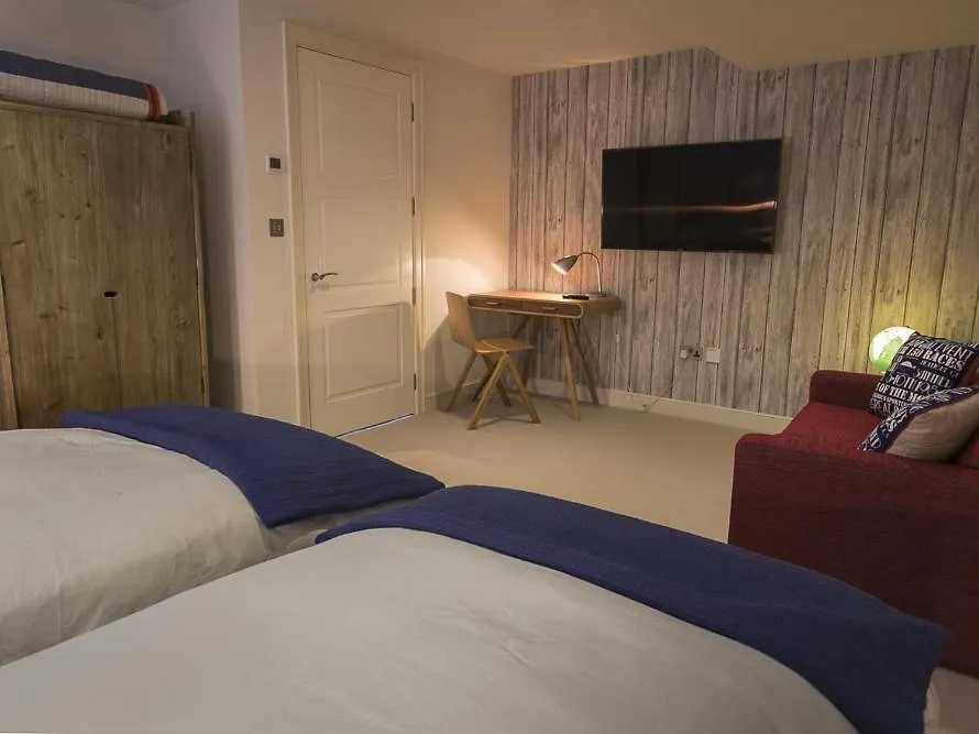 8, Estura * Salcombe