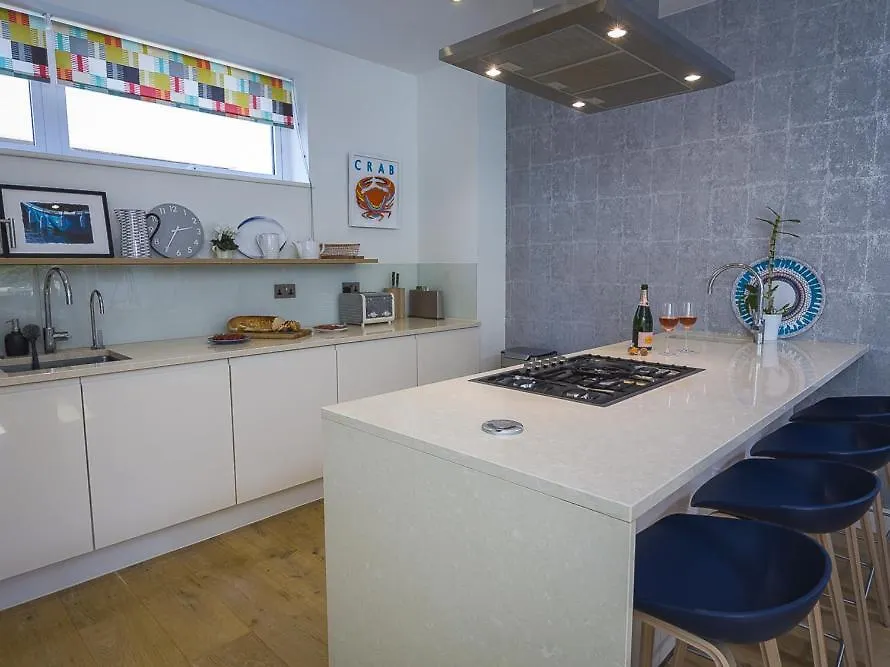 8, Estura * Salcombe