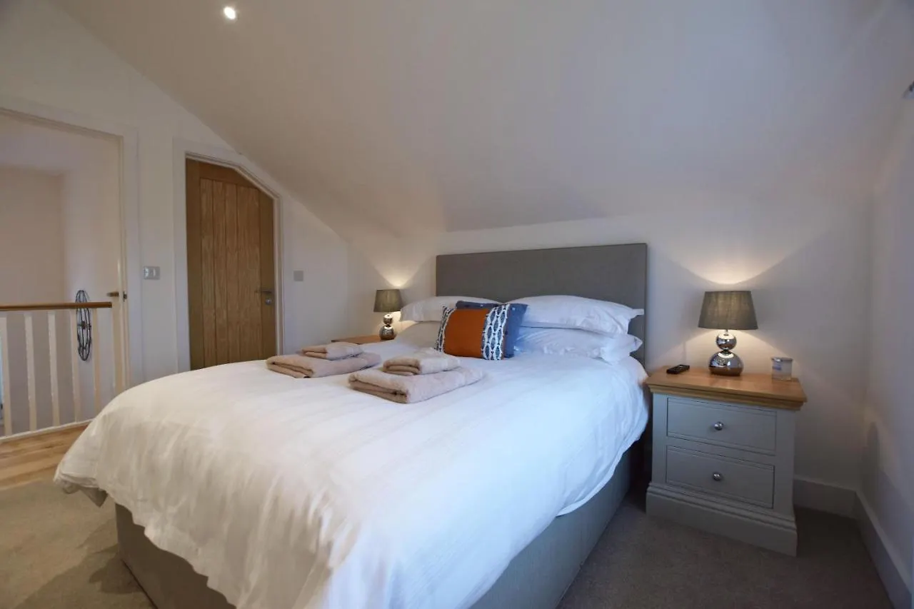 Holiday home Halcyon - Contemporary 4 Bed Holiday In - Sleeps 8 *