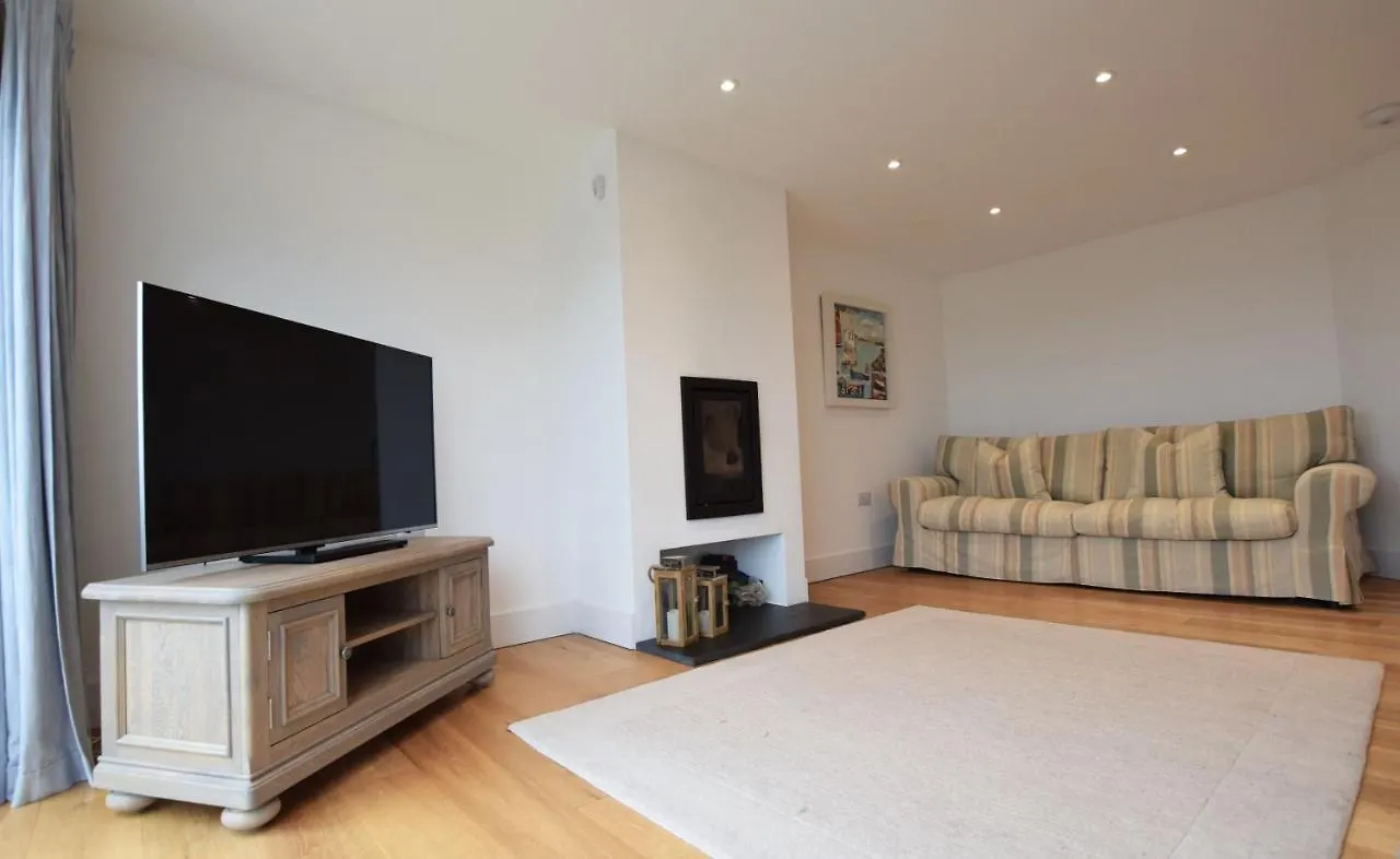Halcyon - Contemporary 4 Bed Holiday In - Sleeps 8 Holiday home