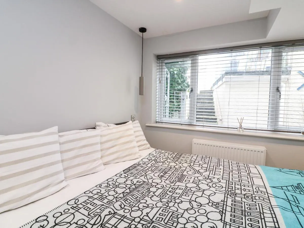 2 Russell Court Salcombe