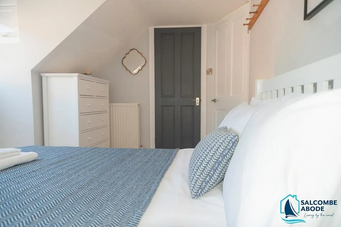 Stylish Coastal 3 Bed Haven - Close To Town *