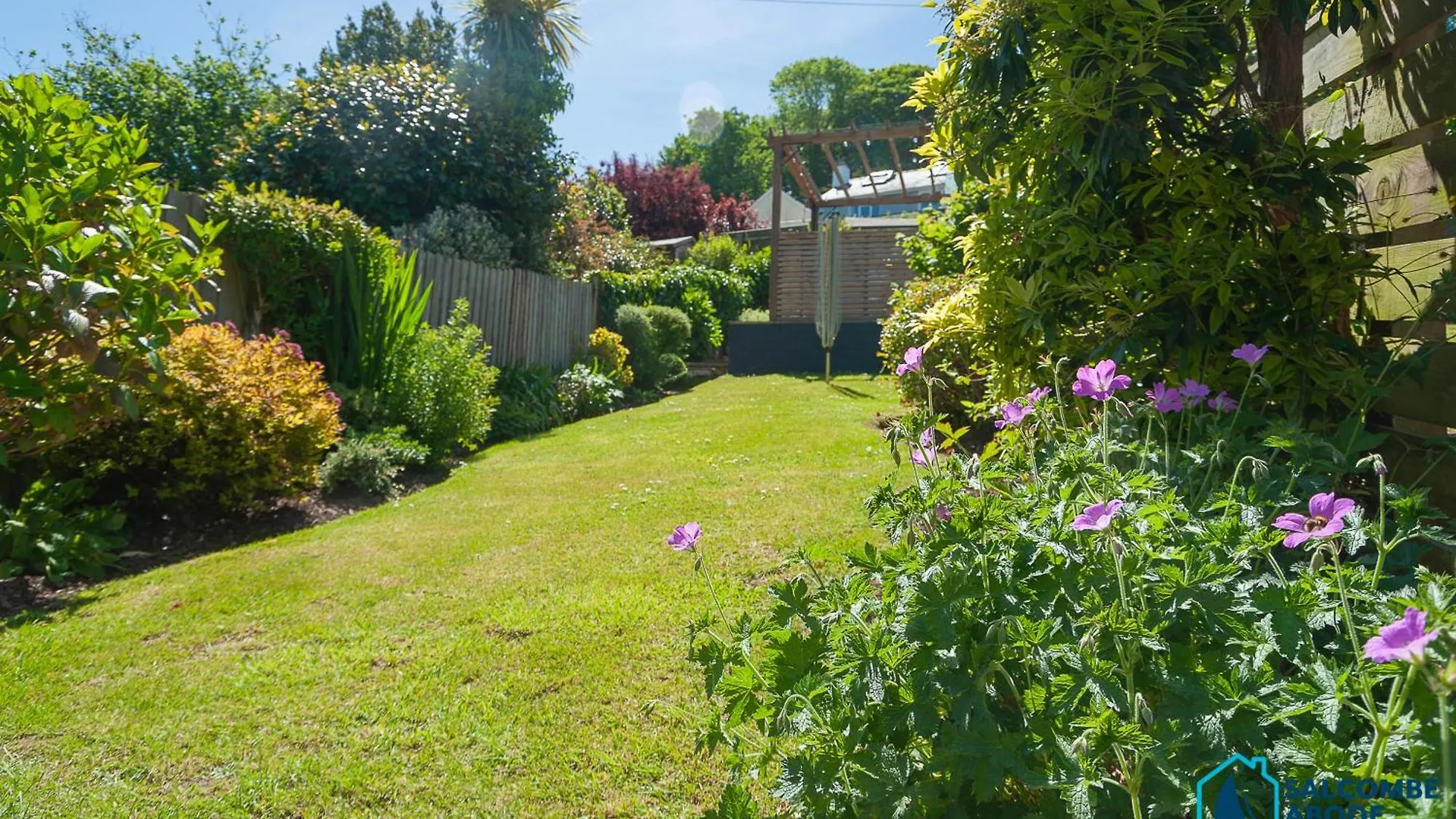 Stylish Coastal 3 Bed Haven - Close To Town