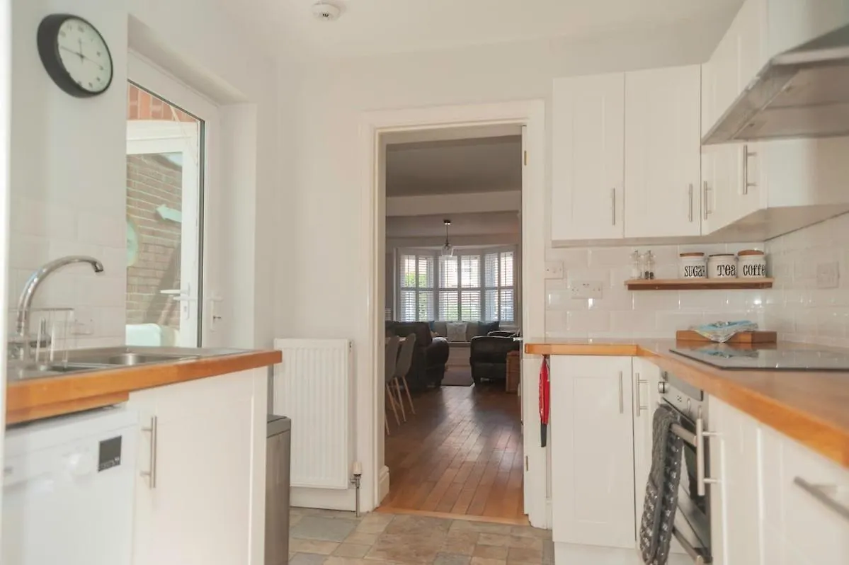 Stylish Coastal 3 Bed Haven - Close To Town