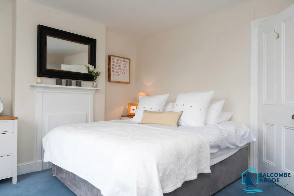 Holiday home Stylish Coastal Living - Prime Location, Garden And Parking *
