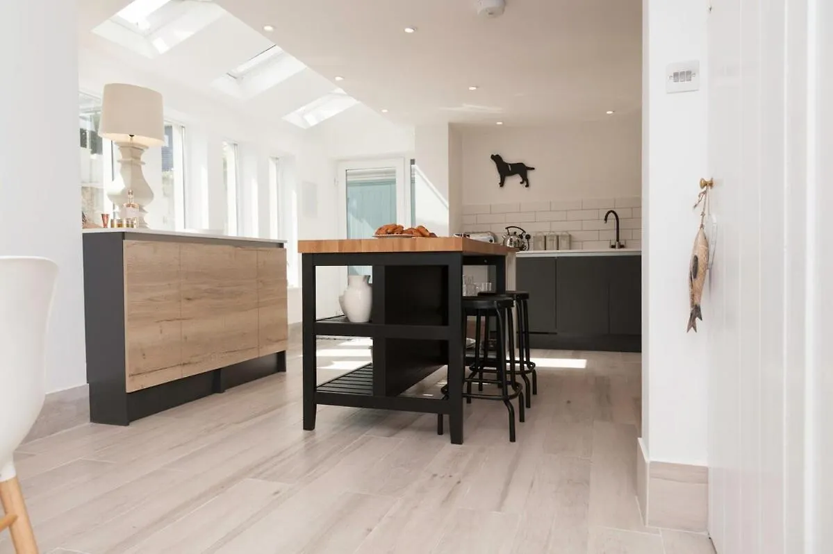 Stylish Coastal Living - Prime Location, Garden And Parking