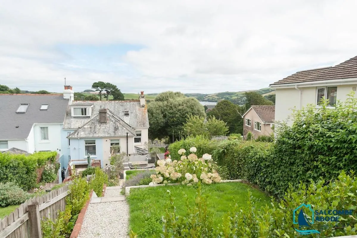 Stylish Coastal Living - Prime Location, Garden And Parking Holiday home *