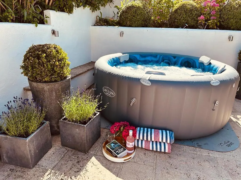 Stylish Coastal Living - Prime Location, Garden And Parking Holiday home Salcombe