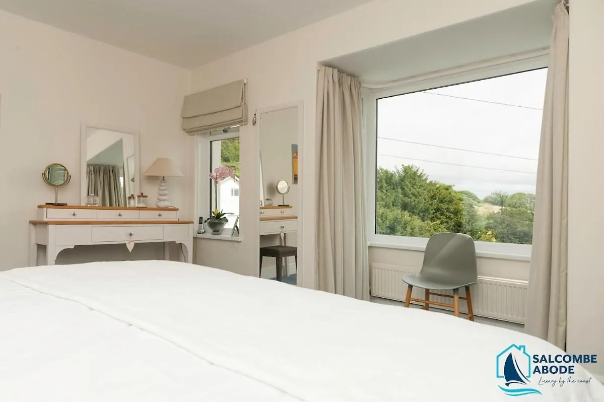 Stylish Coastal Living - Prime Location, Garden And Parking