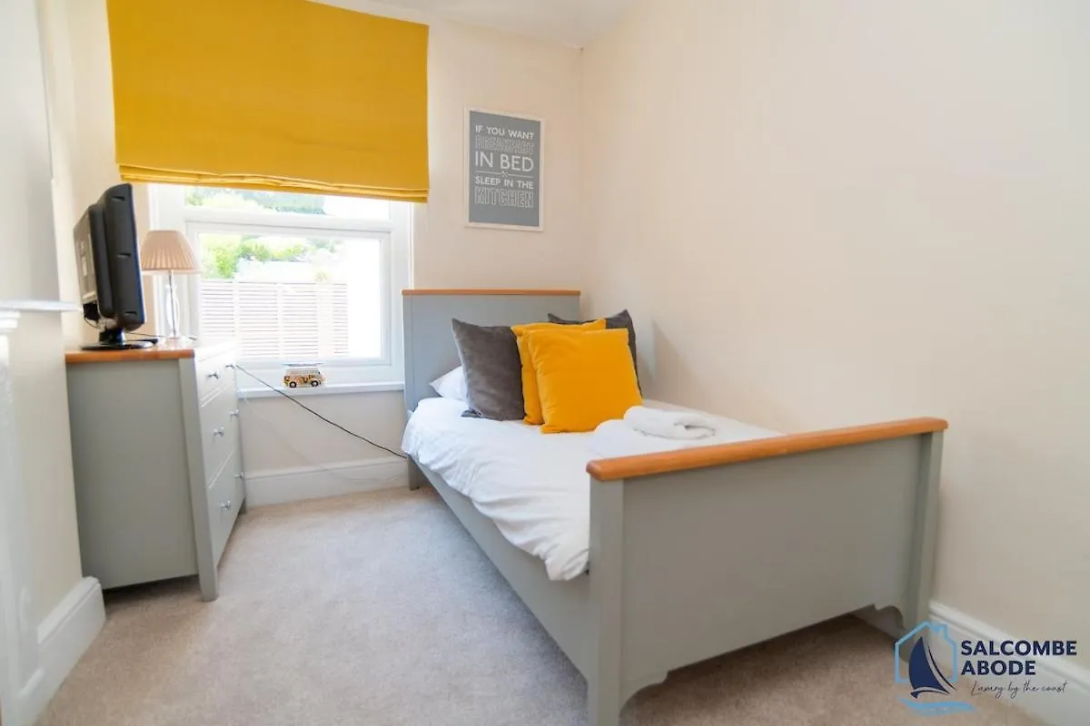 Stylish Coastal Living - Prime Location, Garden And Parking Holiday home
