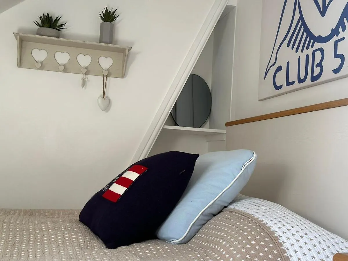 Stylish Coastal Living - Prime Location, Garden And Parking *