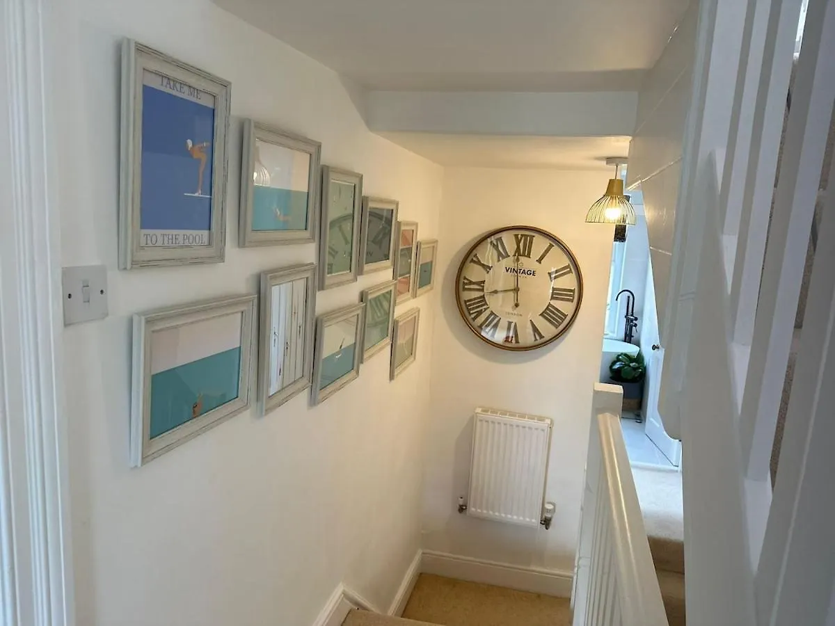 Stylish Coastal Living - Prime Location, Garden And Parking Holiday home *