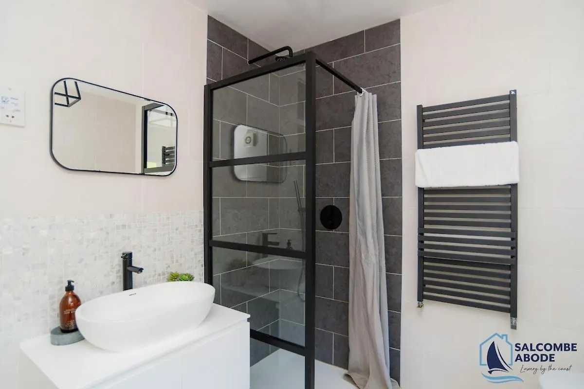 Stylish Coastal Living - Prime Location, Garden And Parking
