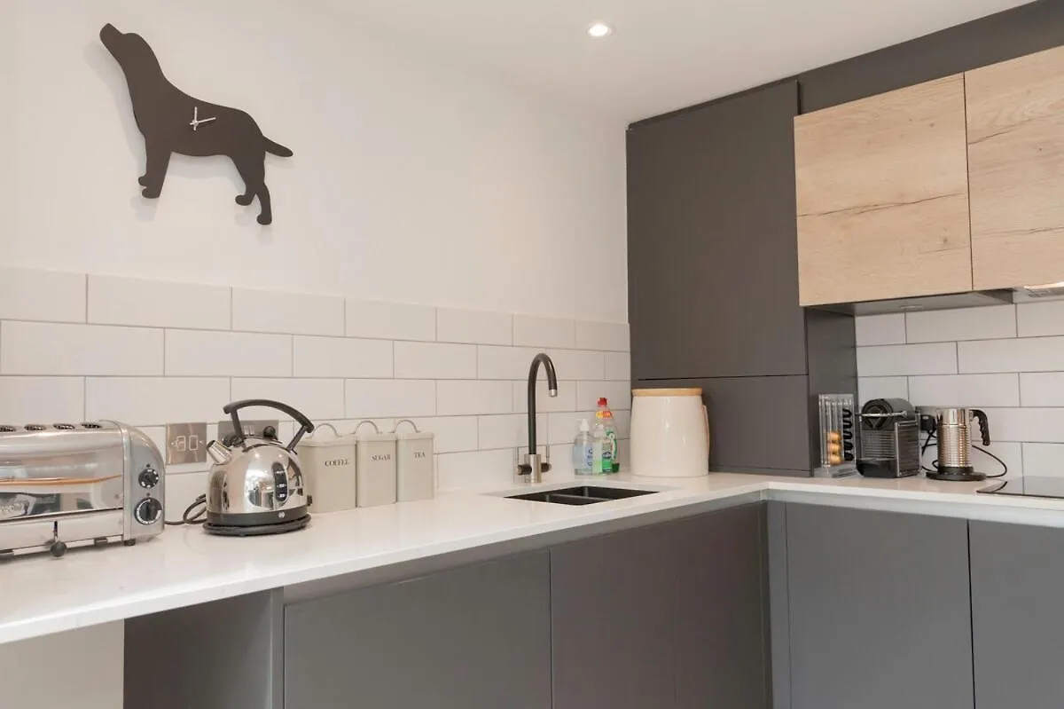 Stylish Coastal Living - Prime Location, Garden And Parking Holiday home *