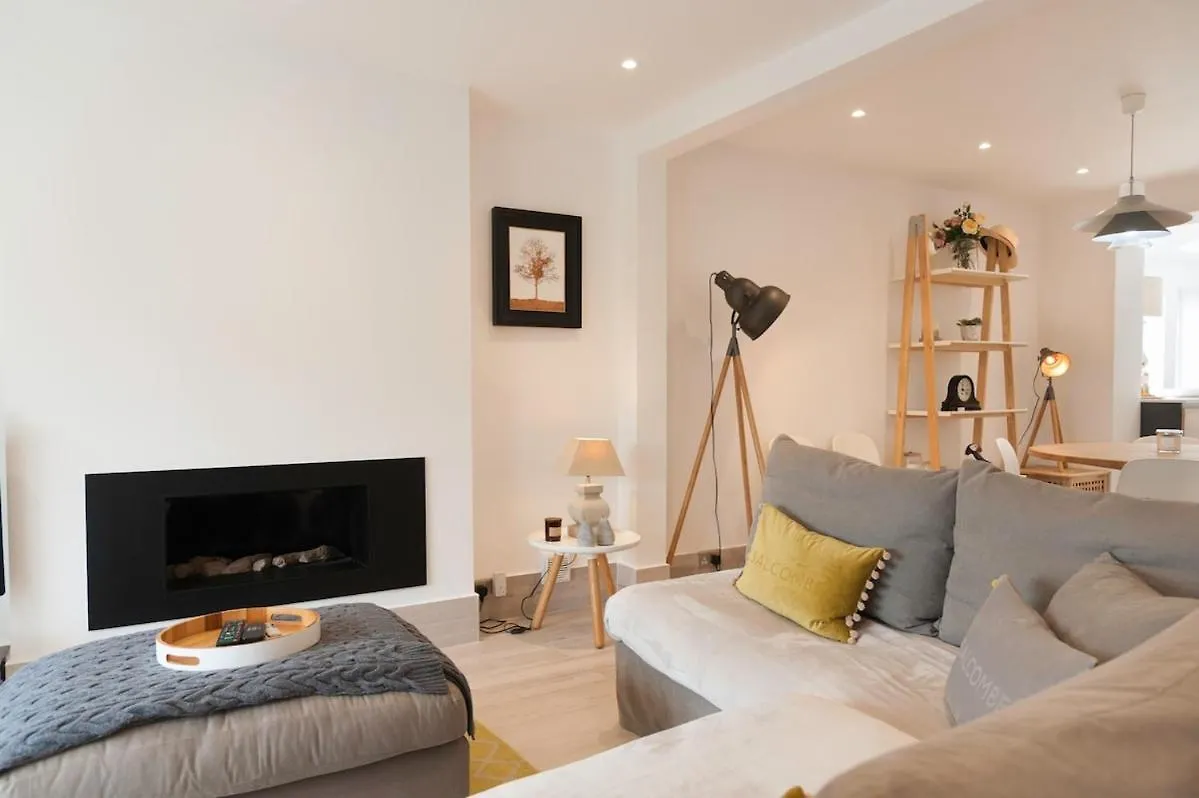 Stylish Coastal Living - Prime Location, Garden And Parking *