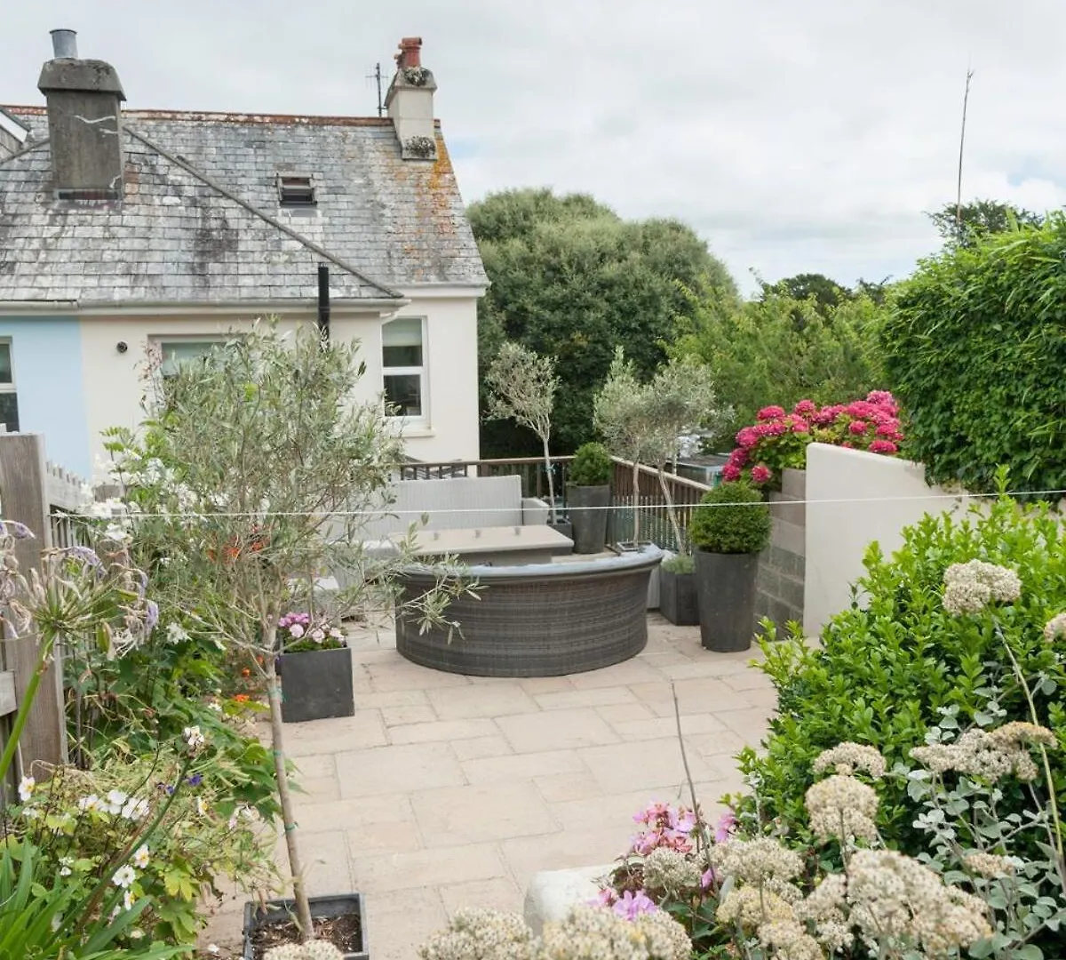 Stylish Coastal Living - Prime Location, Garden And Parking