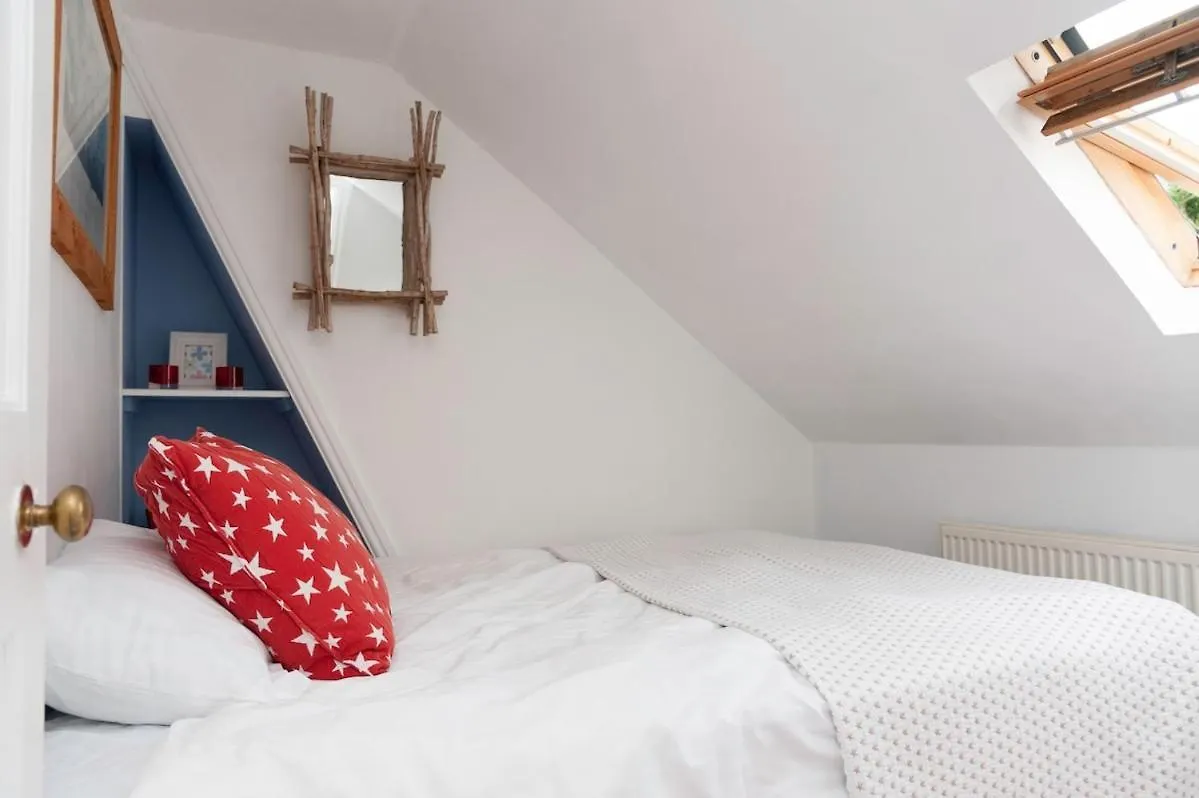 Holiday home Stylish Coastal Living - Prime Location, Garden And Parking *