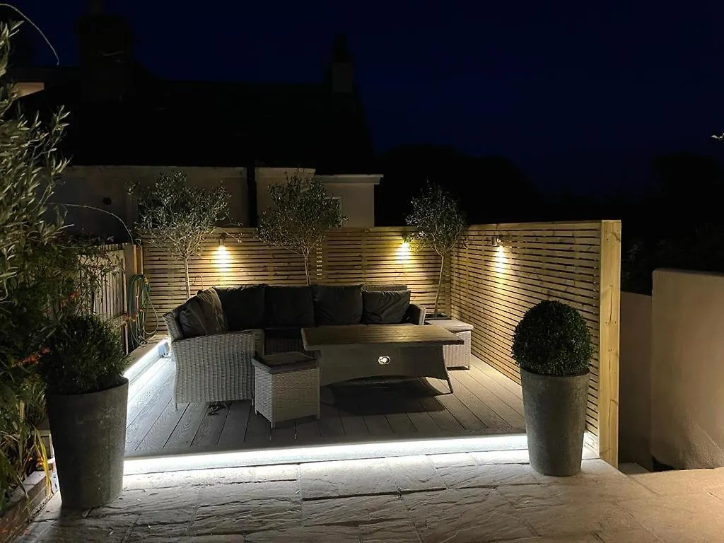 Stylish Coastal Living - Prime Location, Garden And Parking * Salcombe