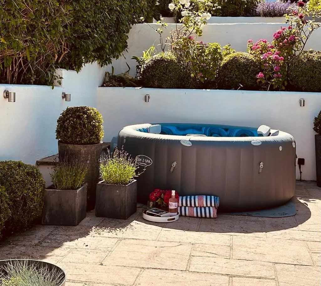 Stylish Coastal Living - Prime Location, Garden And Parking