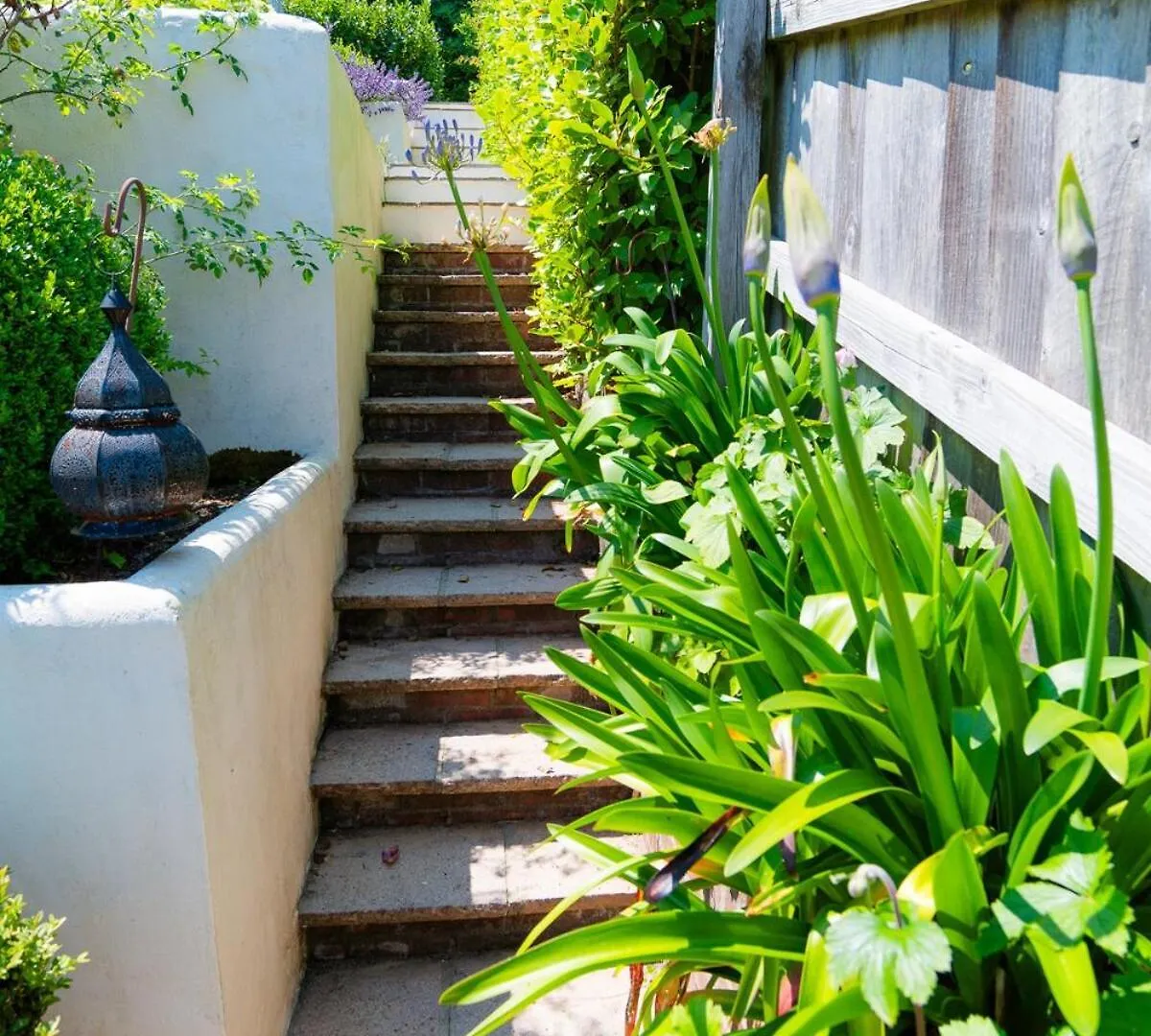 Stylish Coastal Living - Prime Location, Garden And Parking