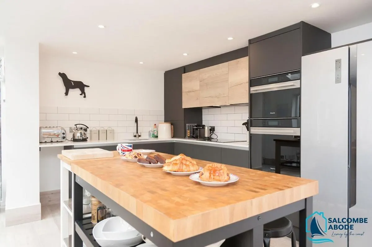 Holiday home Stylish Coastal Living - Prime Location, Garden And Parking *