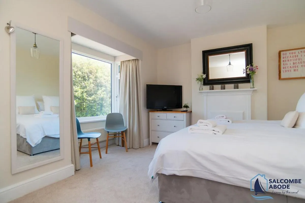 Stylish Coastal Living - Prime Location, Garden And Parking *