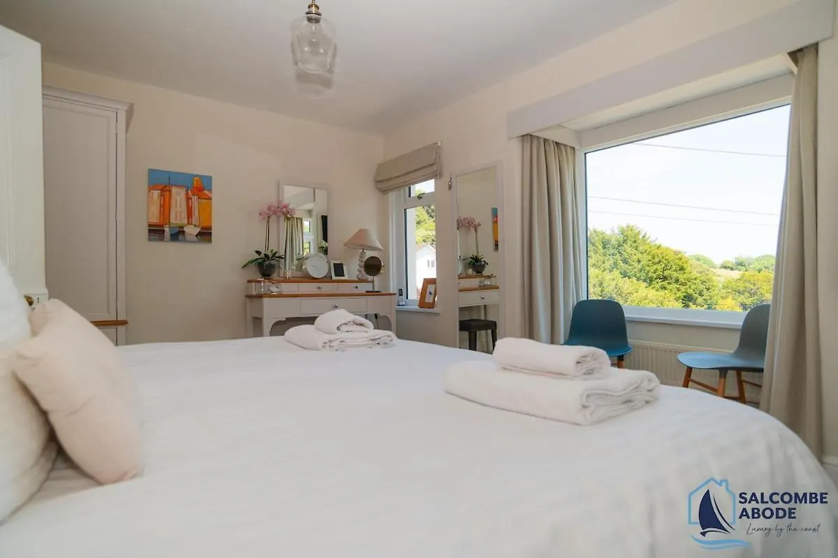 Stylish Coastal Living - Prime Location, Garden And Parking