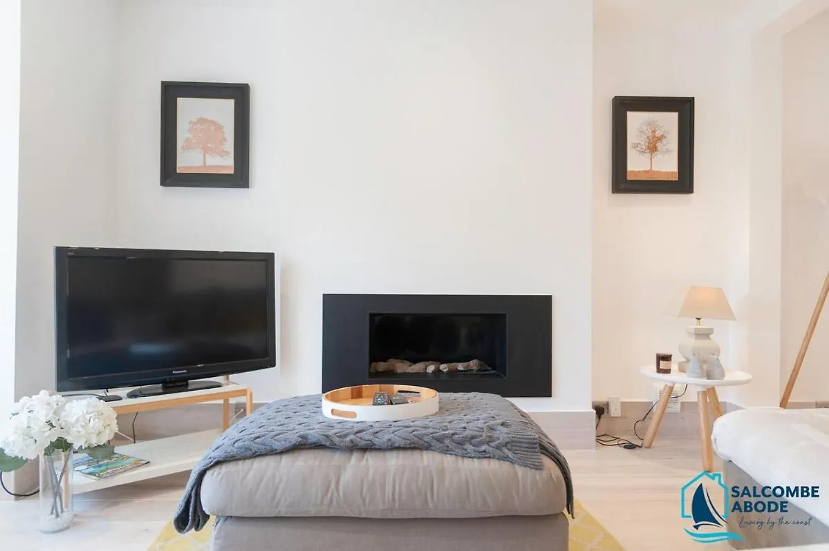 Stylish Coastal Living - Prime Location, Garden And Parking Holiday home *
