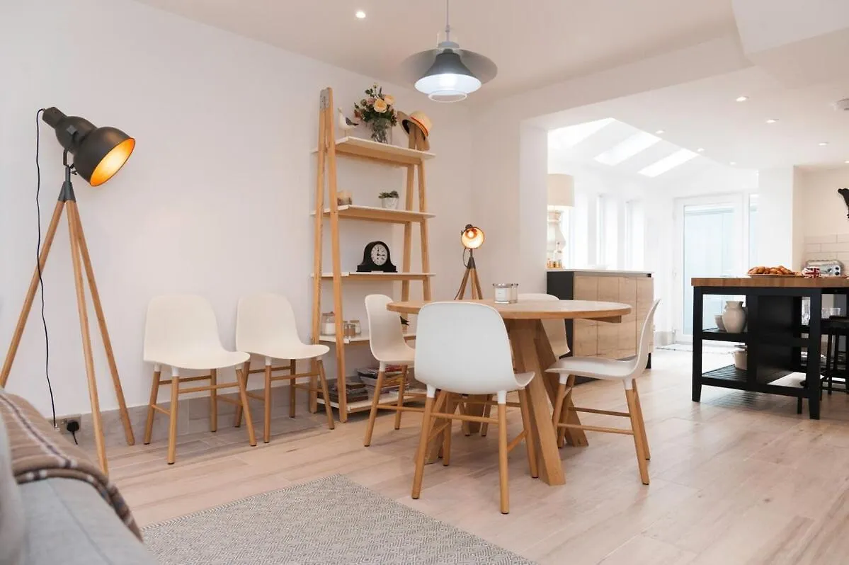 Stylish Coastal Living - Prime Location, Garden And Parking