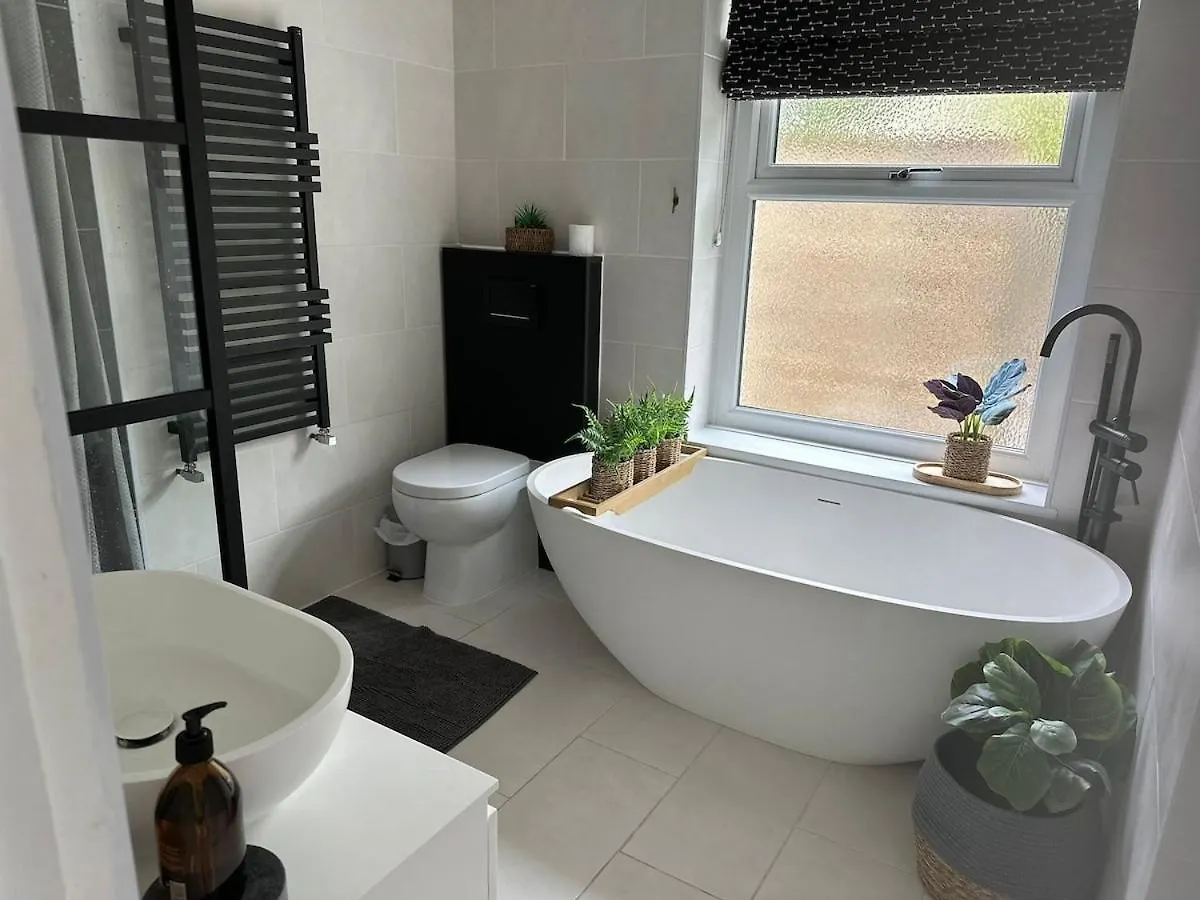 Stylish Coastal Living - Prime Location, Garden And Parking Salcombe