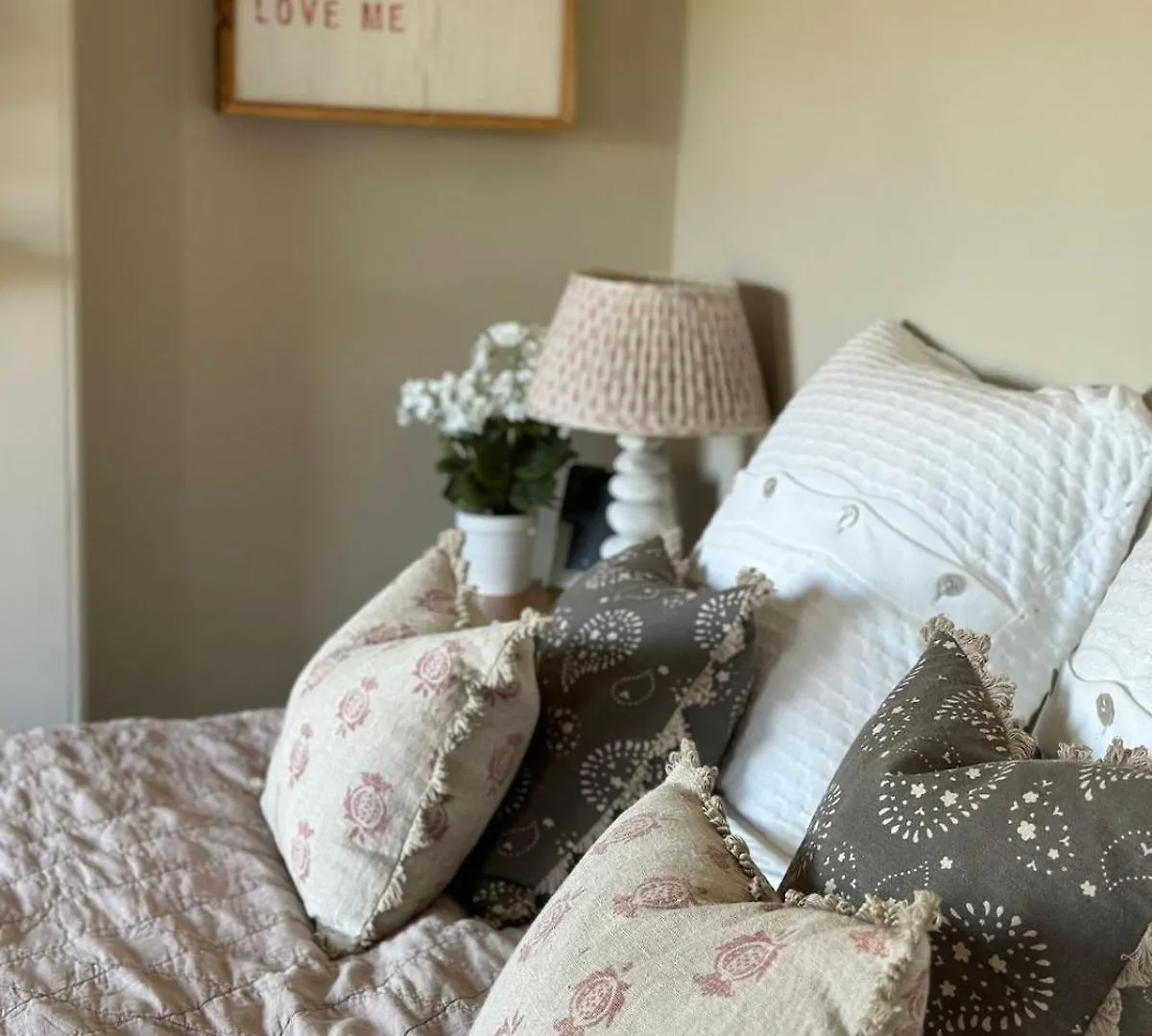 Stylish Coastal Living - Prime Location, Garden And Parking