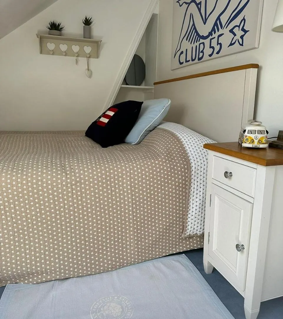 Stylish Coastal Living - Prime Location, Garden And Parking Holiday home