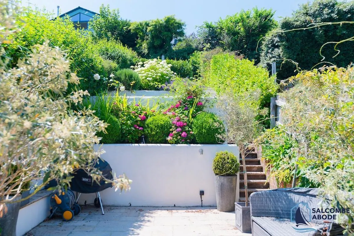 Stylish Coastal Living - Prime Location, Garden And Parking Holiday home Salcombe