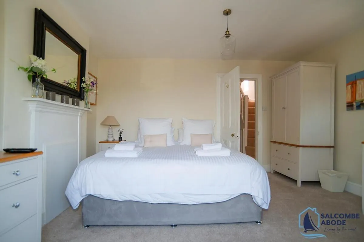 Stylish Coastal Living - Prime Location, Garden And Parking * Salcombe