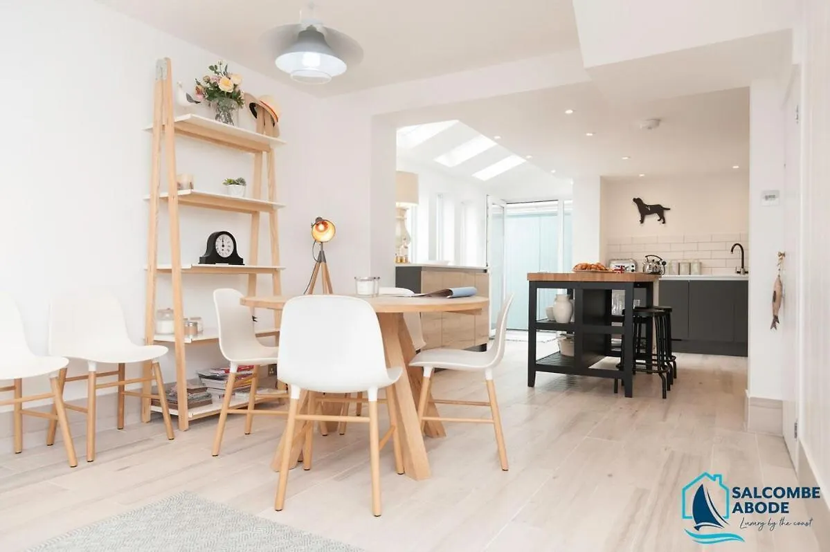 Holiday home Stylish Coastal Living - Prime Location, Garden And Parking