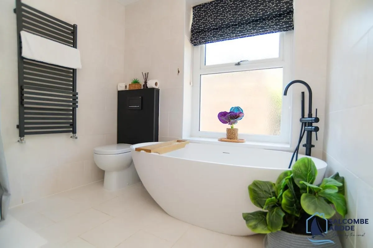 Stylish Coastal Living - Prime Location, Garden And Parking Holiday home *