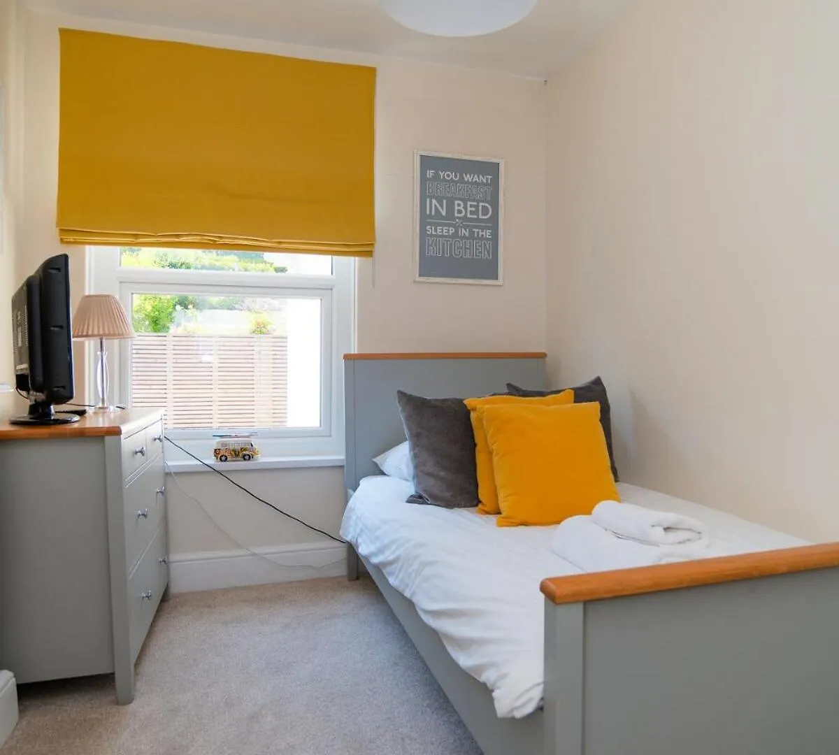 Stylish Coastal Living - Prime Location, Garden And Parking * Salcombe