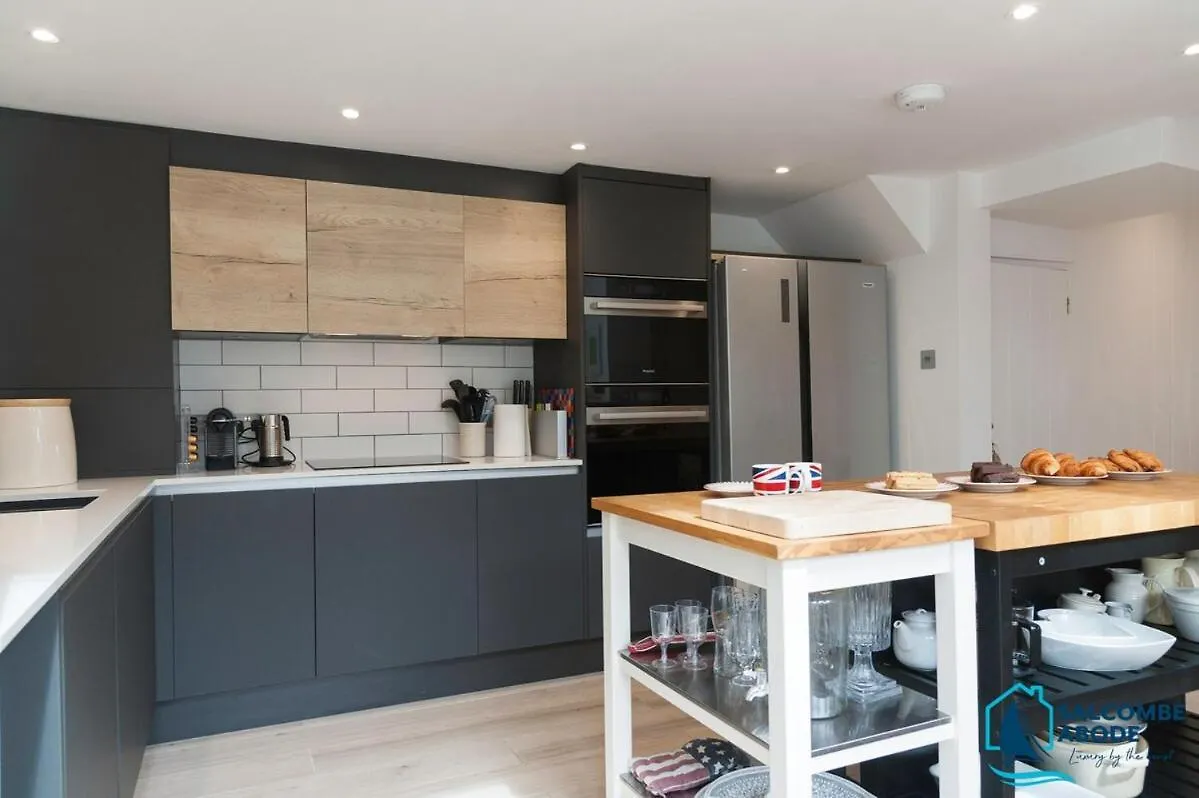 Stylish Coastal Living - Prime Location, Garden And Parking *