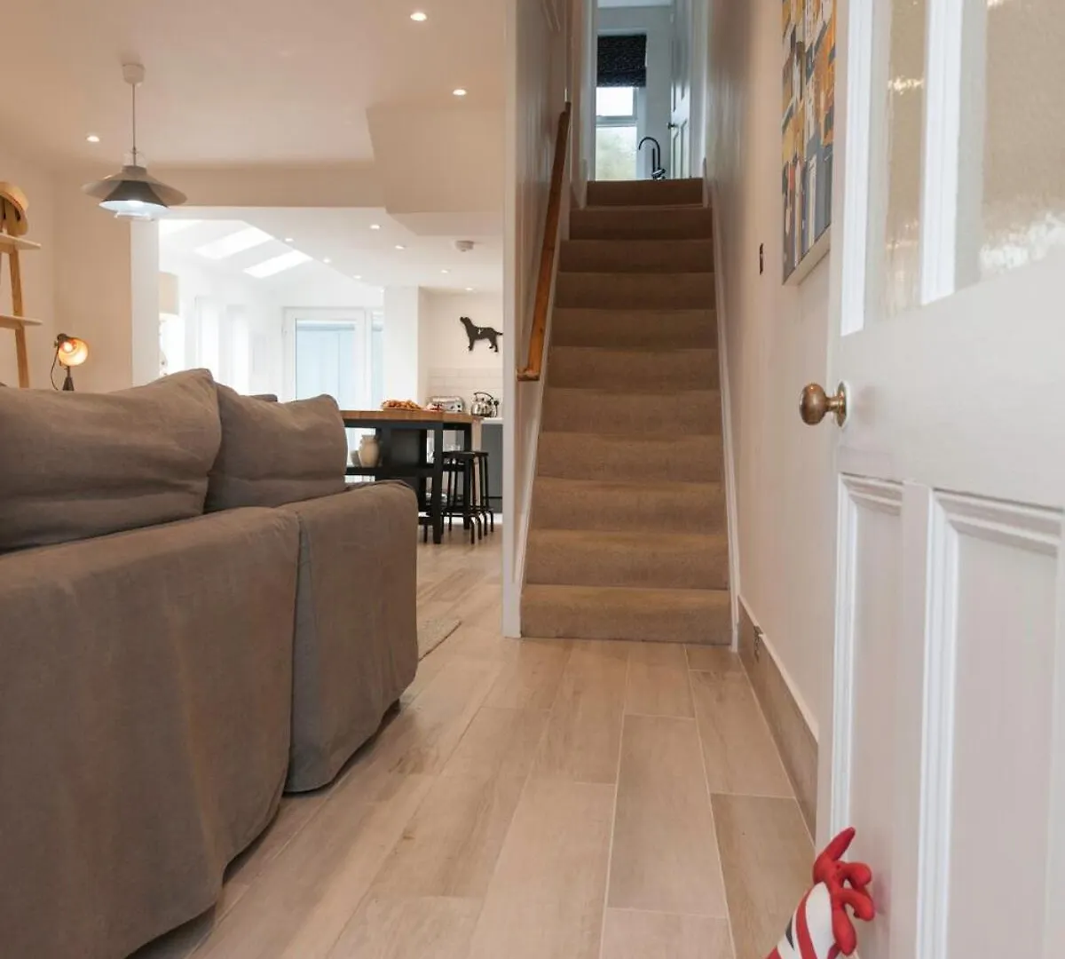 Stylish Coastal Living - Prime Location, Garden And Parking