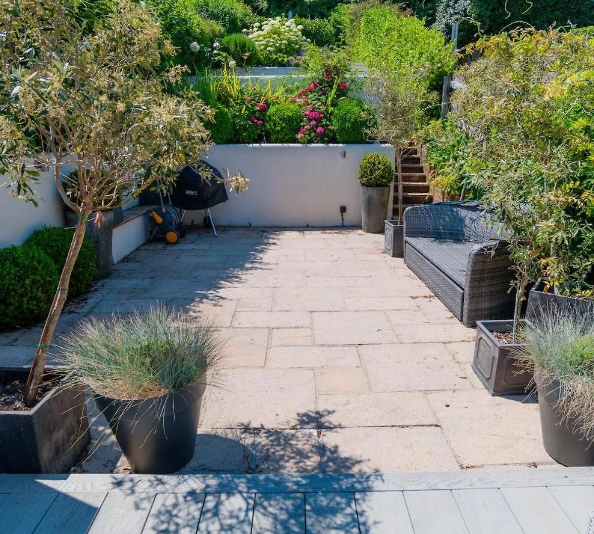 Stylish Coastal Living - Prime Location, Garden And Parking Holiday home