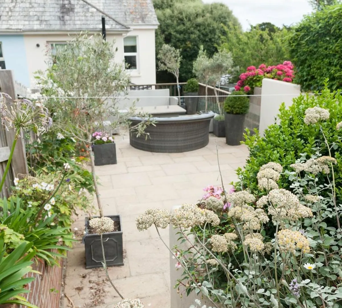 Stylish Coastal Living - Prime Location, Garden And Parking * Salcombe