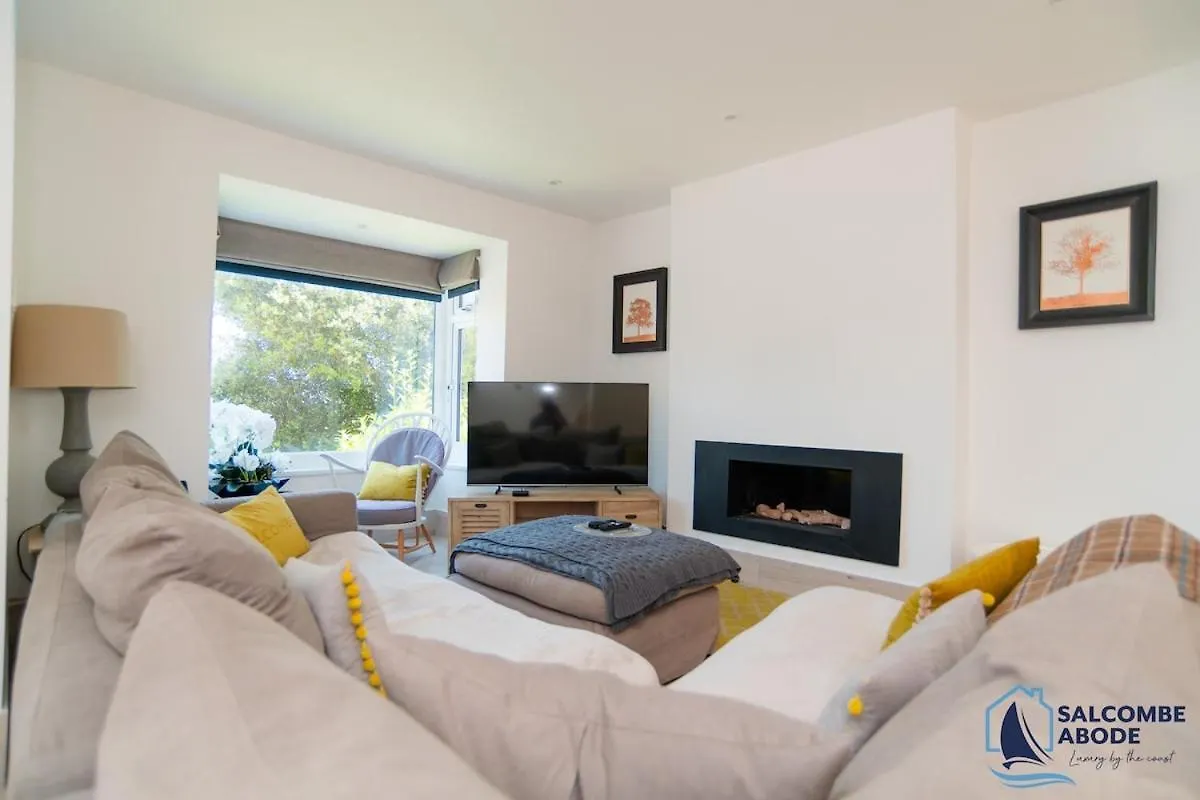 Stylish Coastal Living - Prime Location, Garden And Parking Holiday home